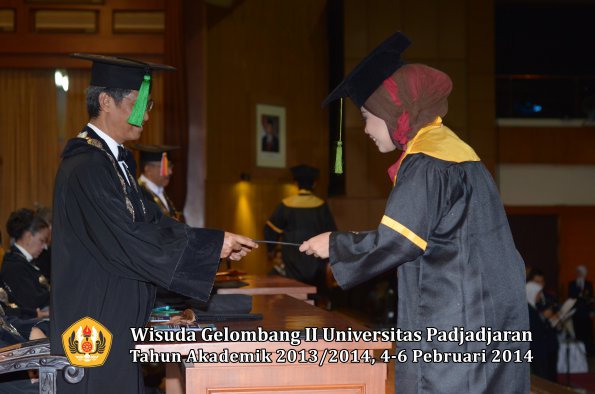 wisuda-unpad-gel-ii-ta-2013_2014-fakultas-kedokteran-oleh-dekan-298