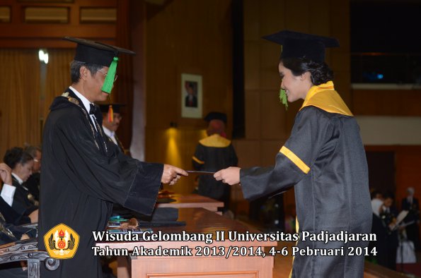 wisuda-unpad-gel-ii-ta-2013_2014-fakultas-kedokteran-oleh-dekan-299