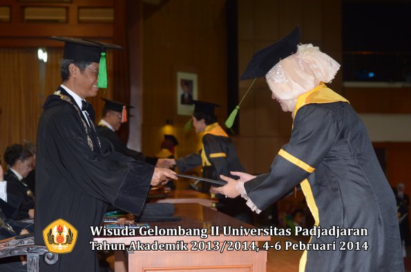 wisuda-unpad-gel-ii-ta-2013_2014-fakultas-kedokteran-oleh-dekan-300