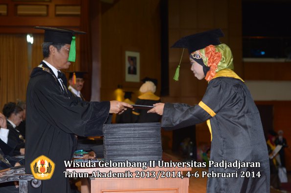 wisuda-unpad-gel-ii-ta-2013_2014-fakultas-kedokteran-oleh-dekan-301