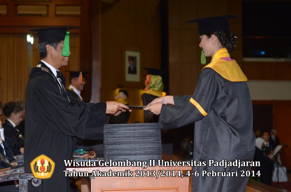 wisuda-unpad-gel-ii-ta-2013_2014-fakultas-kedokteran-oleh-dekan-302