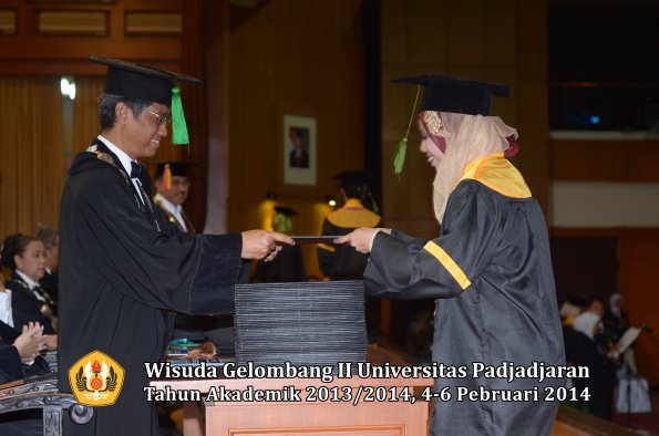 wisuda-unpad-gel-ii-ta-2013_2014-fakultas-kedokteran-oleh-dekan-303