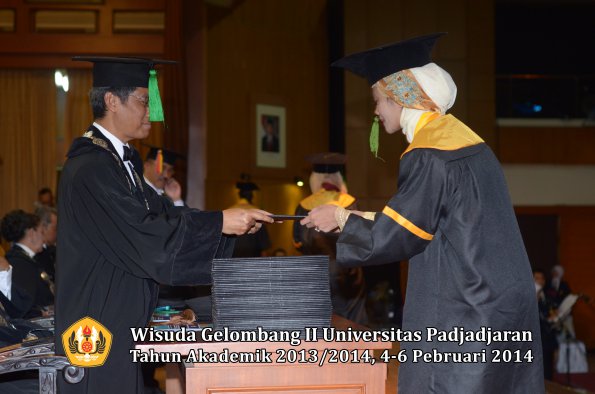 wisuda-unpad-gel-ii-ta-2013_2014-fakultas-kedokteran-oleh-dekan-304