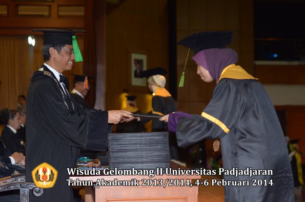 wisuda-unpad-gel-ii-ta-2013_2014-fakultas-kedokteran-oleh-dekan-305