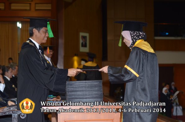 wisuda-unpad-gel-ii-ta-2013_2014-fakultas-kedokteran-oleh-dekan-306