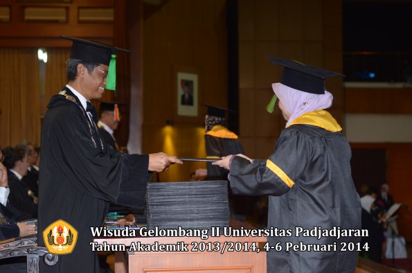 wisuda-unpad-gel-ii-ta-2013_2014-fakultas-kedokteran-oleh-dekan-307