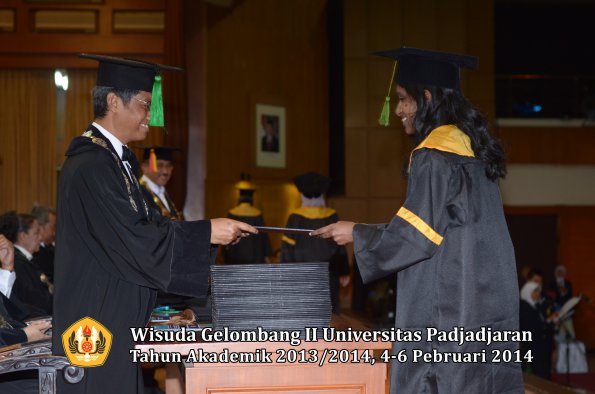 wisuda-unpad-gel-ii-ta-2013_2014-fakultas-kedokteran-oleh-dekan-308