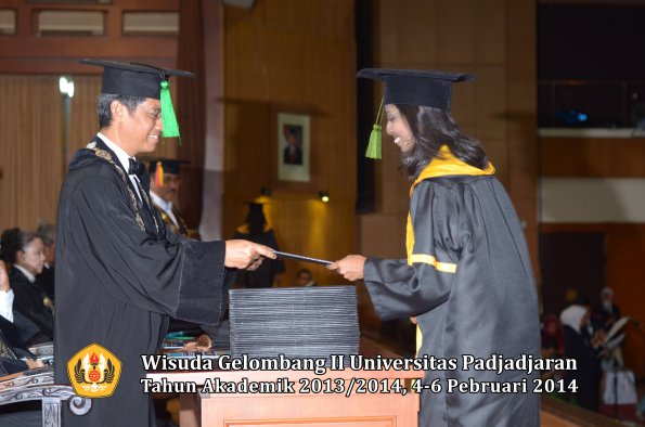 wisuda-unpad-gel-ii-ta-2013_2014-fakultas-kedokteran-oleh-dekan-309