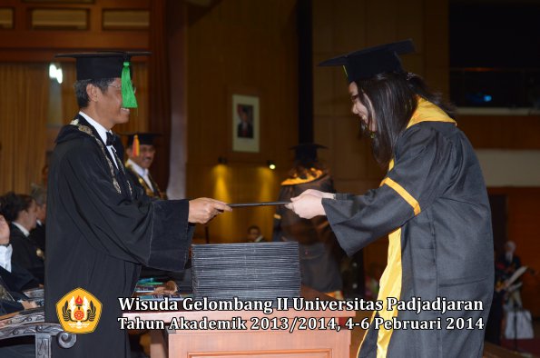 wisuda-unpad-gel-ii-ta-2013_2014-fakultas-kedokteran-oleh-dekan-310