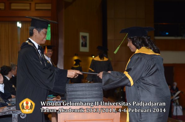 wisuda-unpad-gel-ii-ta-2013_2014-fakultas-kedokteran-oleh-dekan-311