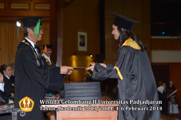 wisuda-unpad-gel-ii-ta-2013_2014-fakultas-kedokteran-oleh-dekan-312