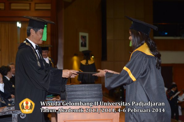 wisuda-unpad-gel-ii-ta-2013_2014-fakultas-kedokteran-oleh-dekan-313