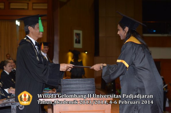 wisuda-unpad-gel-ii-ta-2013_2014-fakultas-kedokteran-oleh-dekan-314