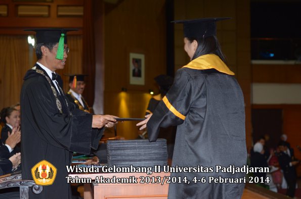 wisuda-unpad-gel-ii-ta-2013_2014-fakultas-kedokteran-oleh-dekan-315