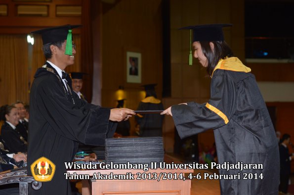 wisuda-unpad-gel-ii-ta-2013_2014-fakultas-kedokteran-oleh-dekan-316