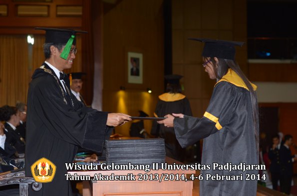 wisuda-unpad-gel-ii-ta-2013_2014-fakultas-kedokteran-oleh-dekan-317