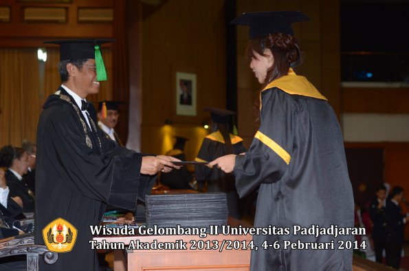 wisuda-unpad-gel-ii-ta-2013_2014-fakultas-kedokteran-oleh-dekan-318