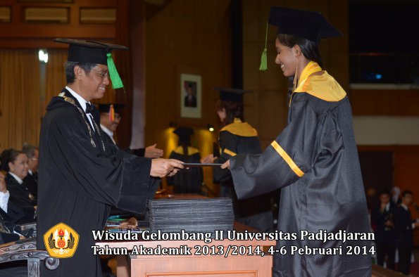 wisuda-unpad-gel-ii-ta-2013_2014-fakultas-kedokteran-oleh-dekan-319