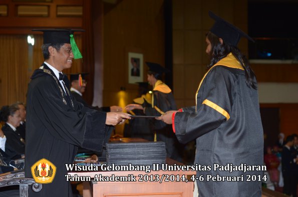 wisuda-unpad-gel-ii-ta-2013_2014-fakultas-kedokteran-oleh-dekan-320