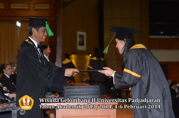 wisuda-unpad-gel-ii-ta-2013_2014-fakultas-kedokteran-oleh-dekan-321