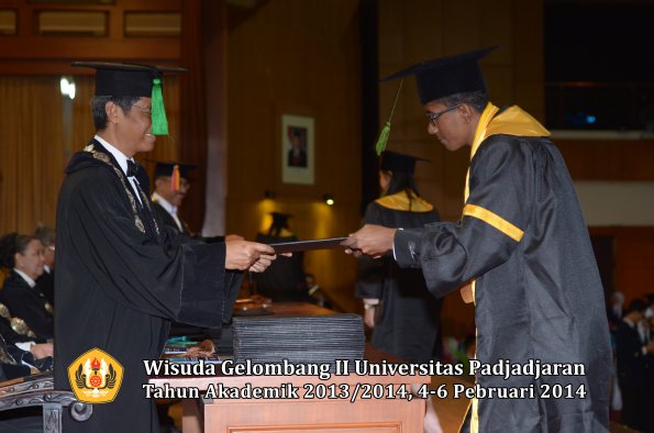 wisuda-unpad-gel-ii-ta-2013_2014-fakultas-kedokteran-oleh-dekan-322