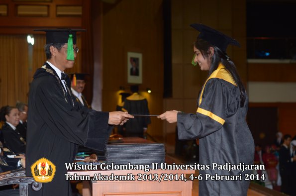 wisuda-unpad-gel-ii-ta-2013_2014-fakultas-kedokteran-oleh-dekan-323