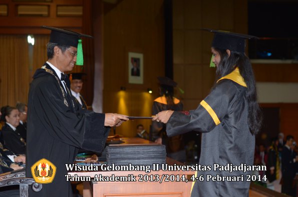 wisuda-unpad-gel-ii-ta-2013_2014-fakultas-kedokteran-oleh-dekan-324