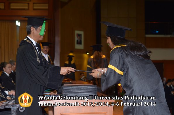 wisuda-unpad-gel-ii-ta-2013_2014-fakultas-kedokteran-oleh-dekan-325