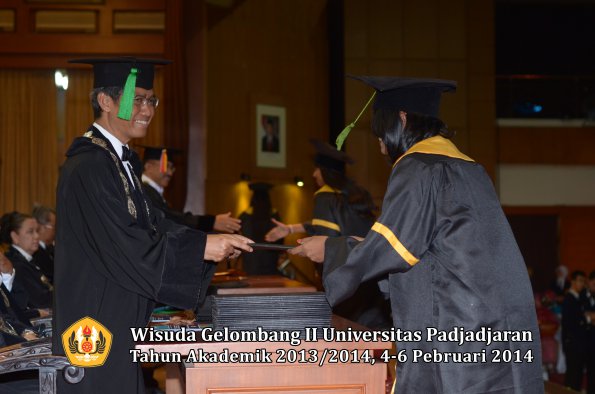 wisuda-unpad-gel-ii-ta-2013_2014-fakultas-kedokteran-oleh-dekan-326