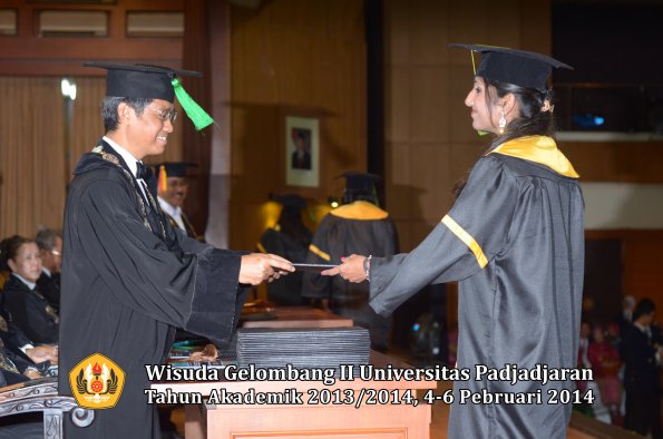 wisuda-unpad-gel-ii-ta-2013_2014-fakultas-kedokteran-oleh-dekan-327