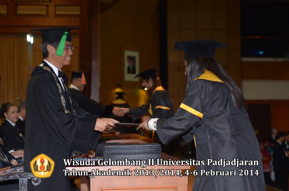 wisuda-unpad-gel-ii-ta-2013_2014-fakultas-kedokteran-oleh-dekan-328