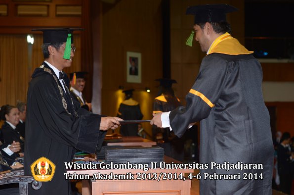 wisuda-unpad-gel-ii-ta-2013_2014-fakultas-kedokteran-oleh-dekan-329