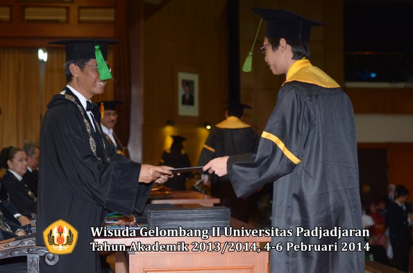 wisuda-unpad-gel-ii-ta-2013_2014-fakultas-kedokteran-oleh-dekan-330