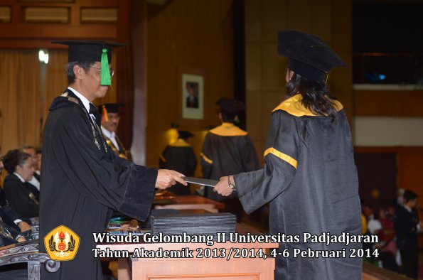 wisuda-unpad-gel-ii-ta-2013_2014-fakultas-kedokteran-oleh-dekan-331