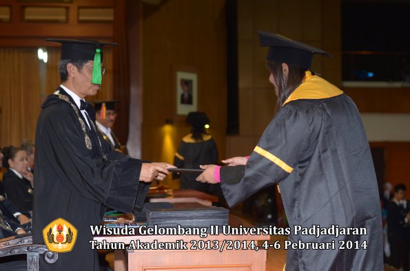 wisuda-unpad-gel-ii-ta-2013_2014-fakultas-kedokteran-oleh-dekan-332