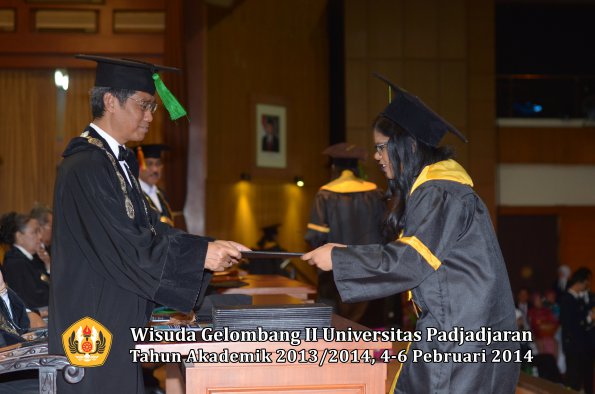 wisuda-unpad-gel-ii-ta-2013_2014-fakultas-kedokteran-oleh-dekan-333