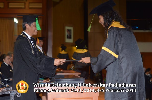 wisuda-unpad-gel-ii-ta-2013_2014-fakultas-kedokteran-oleh-dekan-334