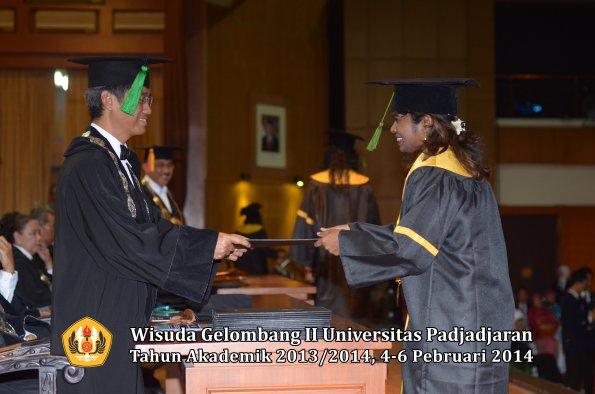 wisuda-unpad-gel-ii-ta-2013_2014-fakultas-kedokteran-oleh-dekan-335