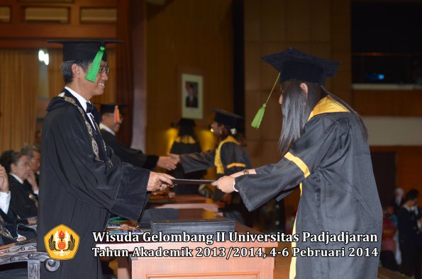 wisuda-unpad-gel-ii-ta-2013_2014-fakultas-kedokteran-oleh-dekan-336