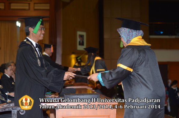 wisuda-unpad-gel-ii-ta-2013_2014-fakultas-kedokteran-oleh-dekan-337