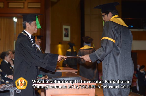 wisuda-unpad-gel-ii-ta-2013_2014-fakultas-kedokteran-oleh-dekan-338