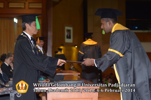 wisuda-unpad-gel-ii-ta-2013_2014-fakultas-kedokteran-oleh-dekan-339