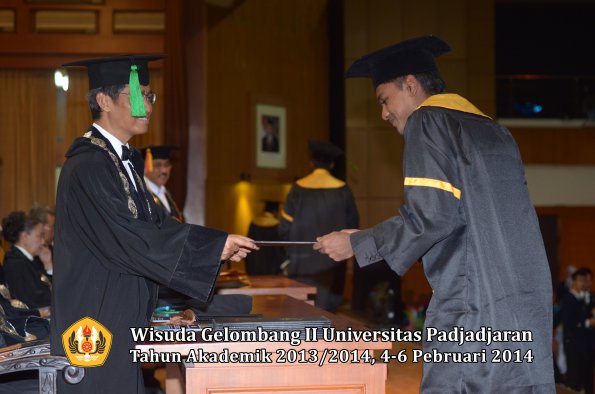 wisuda-unpad-gel-ii-ta-2013_2014-fakultas-kedokteran-oleh-dekan-340