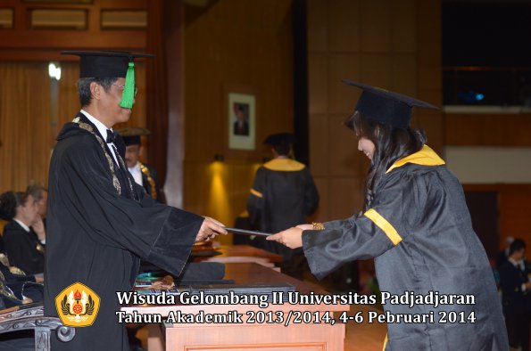 wisuda-unpad-gel-ii-ta-2013_2014-fakultas-kedokteran-oleh-dekan-341