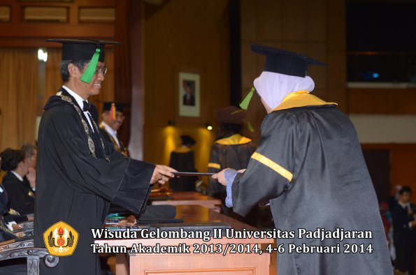 wisuda-unpad-gel-ii-ta-2013_2014-fakultas-kedokteran-oleh-dekan-342