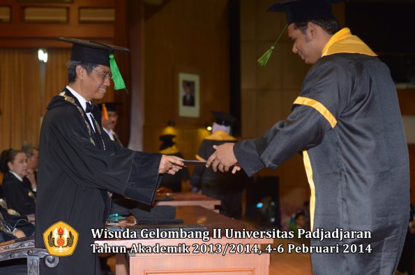 wisuda-unpad-gel-ii-ta-2013_2014-fakultas-kedokteran-oleh-dekan-343