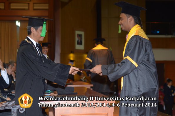 wisuda-unpad-gel-ii-ta-2013_2014-fakultas-kedokteran-oleh-dekan-344