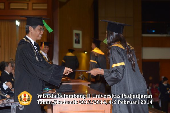 wisuda-unpad-gel-ii-ta-2013_2014-fakultas-kedokteran-oleh-dekan-345