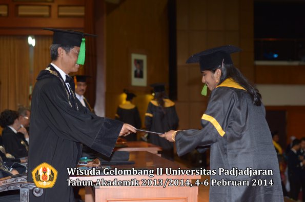 wisuda-unpad-gel-ii-ta-2013_2014-fakultas-kedokteran-oleh-dekan-346