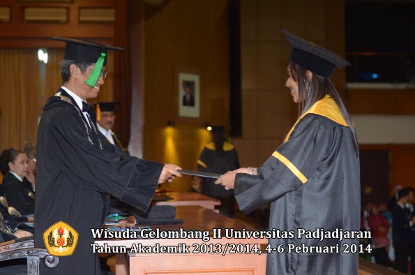 wisuda-unpad-gel-ii-ta-2013_2014-fakultas-kedokteran-oleh-dekan-347